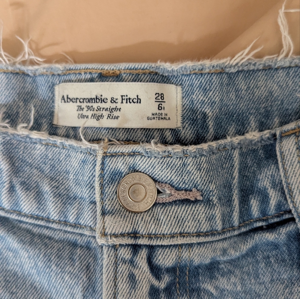 Abercrombie Curve Love The 90s Straight High Light Wash Frayed Hem Blue Jeans - Picture 5 of 10